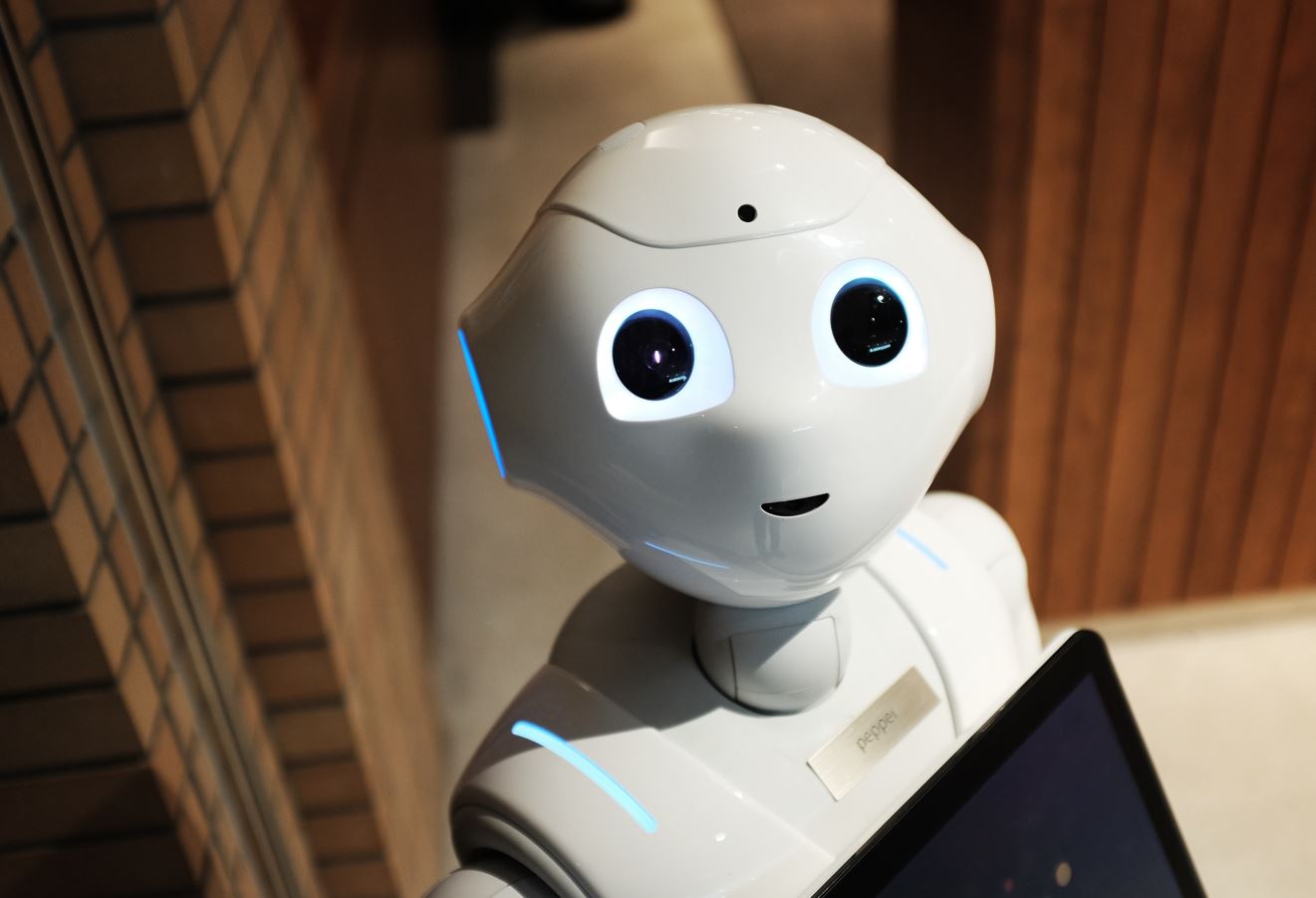 Hej ChatGPT, vad tror du öm översättningsbranschens framtid? | vit robot | Comactiva Language partner 